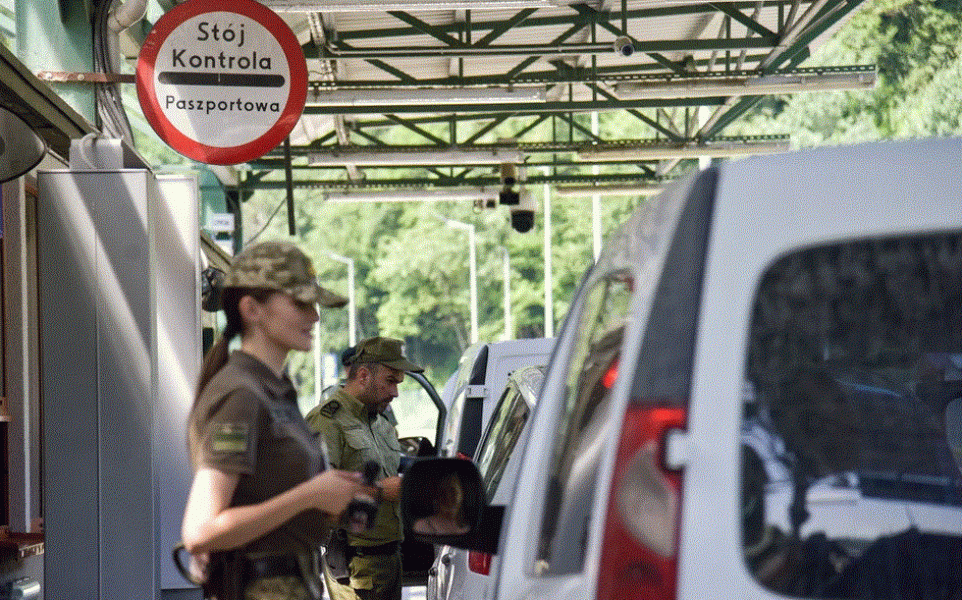 Polští a ukrajinští pohraničníci na polsko-ukrajinském silničním hraničním přechodu Polští a ukrajinští pohraničníci na polsko-ukrajinském silničním hraničním přechodu - 42TČen