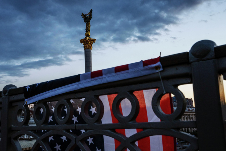 Americká vlajka na náměstí nezávislosti v Kyjevě. Americká vlajka na náměstí nezávislosti v Kyjevě. - 42TČen