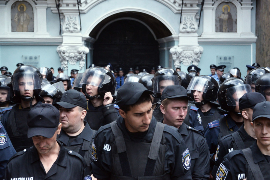 Ukrajinští policisté u vchodu do Kyjevsko-pečerské lávry v Kyjevě Ukrajinští policisté u vchodu do Kyjevsko-pečerské lávry v Kyjevě - 42TČen