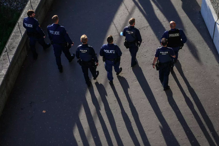 Švýcarští policisté před nepovoleným protestem Švýcarští policisté před nepovoleným protestem - 42TČen