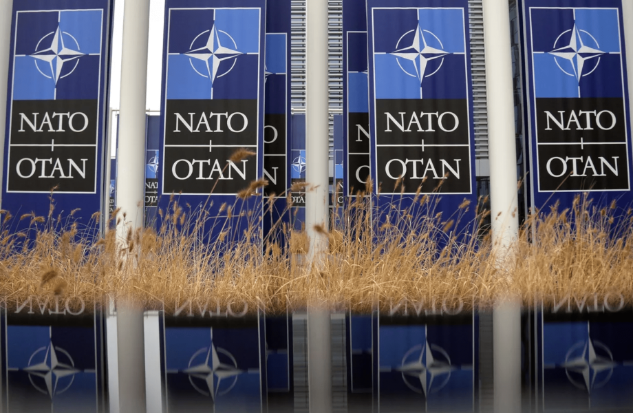 Transparenty s logem NATO před centrálou v Bruselu Transparenty s logem NATO před centrálou v Bruselu - 42TČen