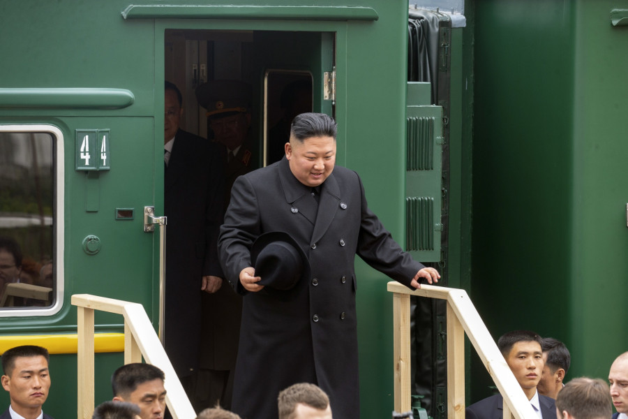 Kim Čong-un vystupuje ze svého vlaku během návštěvy Ruska v roce 2019. Kim Čong-un vystupuje ze svého vlaku během návštěvy Ruska v roce 2019. - 42TČen