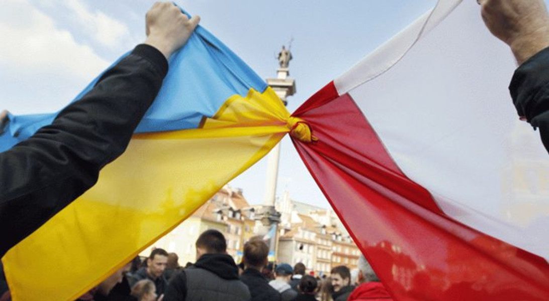polish-ukraine-flags-tied-together.jpg polish-ukraine-flags-tied-together.jpg - 42TČen