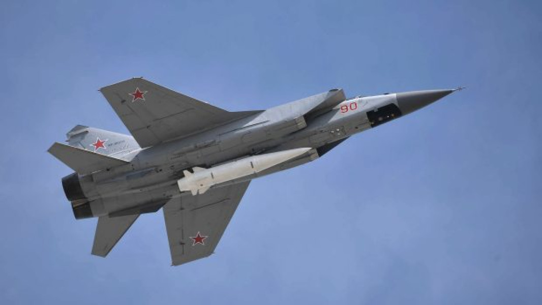 Ruská stíhačka MiG-31 údajně nese hypersonickou střelu Kinžal Ruská stíhačka MiG-31 údajně nese hypersonickou střelu Kinžal - 42TČen