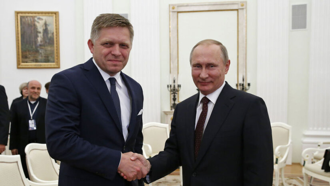 Robert Fico a Vladimir Putin na fotografii z roku 2016 Robert Fico a Vladimir Putin na fotografii z roku 2016 - 42TČen