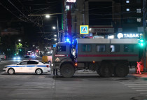 Policisté a Národní garda RF na ulici v Rostově na Donu - 42TČen