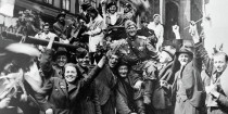 Obyvatelé Prahy vítají sovětské vojáky - 42TČen