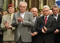 Bývalý náčelník Generálního štábu Armády České republiky Petr Pavel, bývalý prezident ČR Miloš Zeman a další politici. - 42TČen