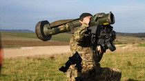 Britský instruktor ukazuje ukrajinským vojákům, jak používat protitankovou zbraň Javelin. - 42TČen