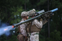 Vojáci s přenosným protiletadlovým raketovým systémem Stinger - 42TČen
